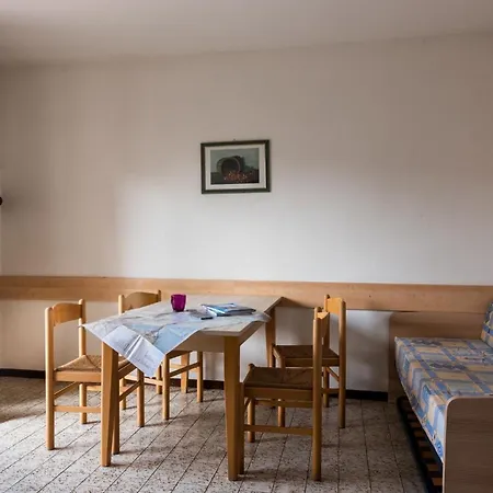 Sunny Escape With Private Garden דירה ביביונה