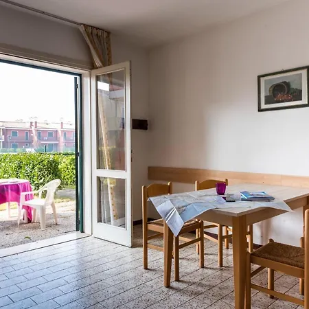 Sunny Escape With Private Garden ביביונה